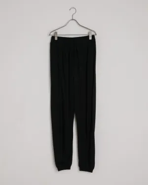 Anna is Jumping Pants in Black